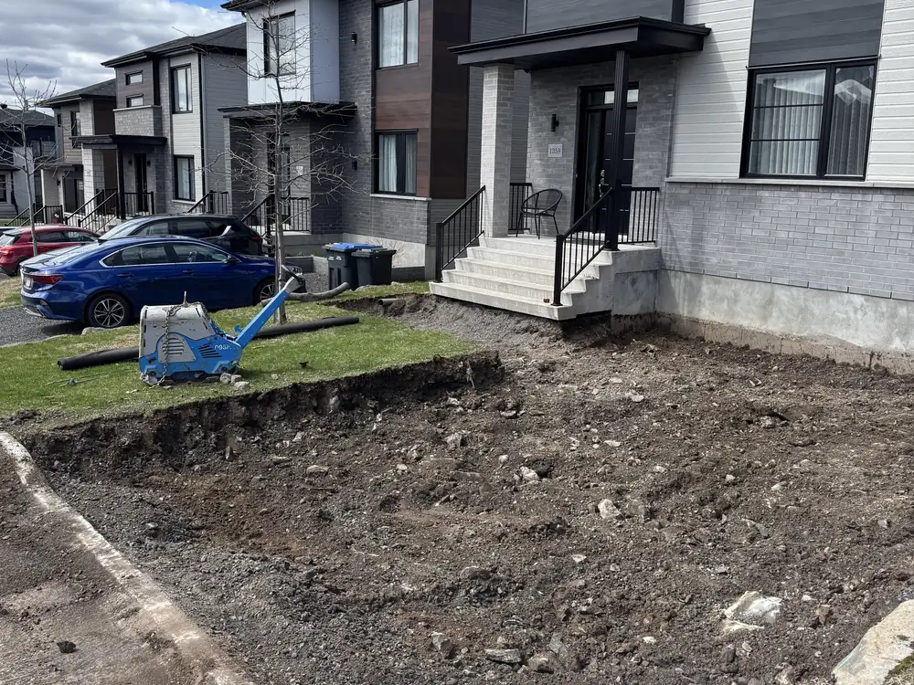 Excavation et préparation du terrain avant la pose de la pierre