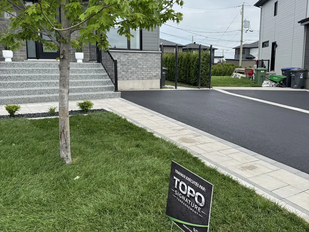 Aménagement complet avec pelouse neuve, allée en pavé uni et entrée d'asphalte